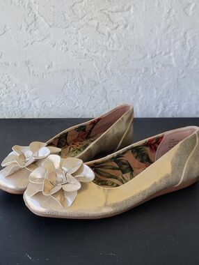 Born Peony Flower Ballet Flats Metallic Gold Leather Slip On Casual Shoes Sz 11